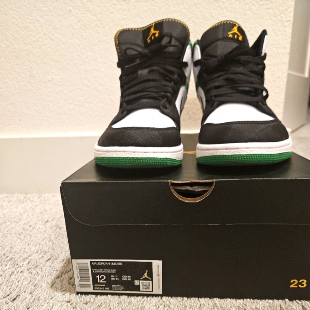 Air jordan 1 SE mid. Size 12 blk.grn.yllw.